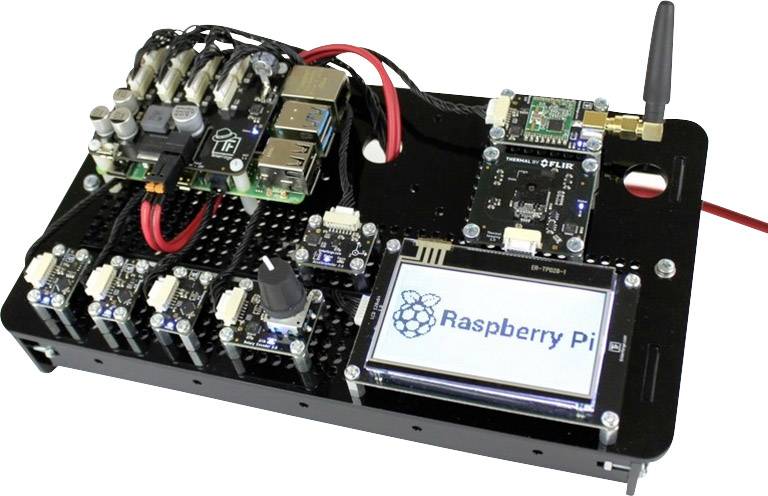 Raspberry Pi pripojený na čiernej doske s mikrokontrólmi a displejmi, zobrazuje pokročilú elektronickú konfiguráciu.
