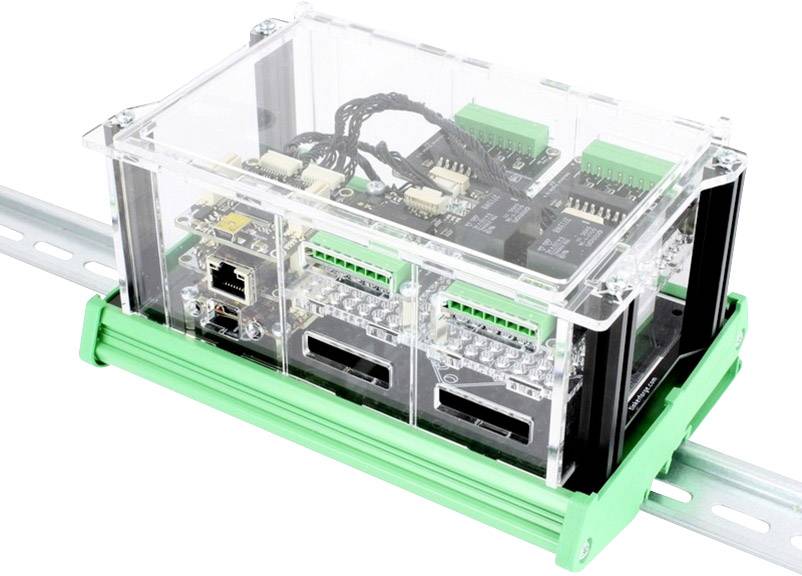 Priehľadný elektronický kryt s viacerými zelenými konektormi, pripevnený na zelenej DIN lište.