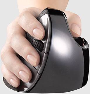 Jedna ruka drží vertikálnu ergonomickú myš, ktorá je navrhnutá na pohodlnú prácu a odľahčenie zápästia.