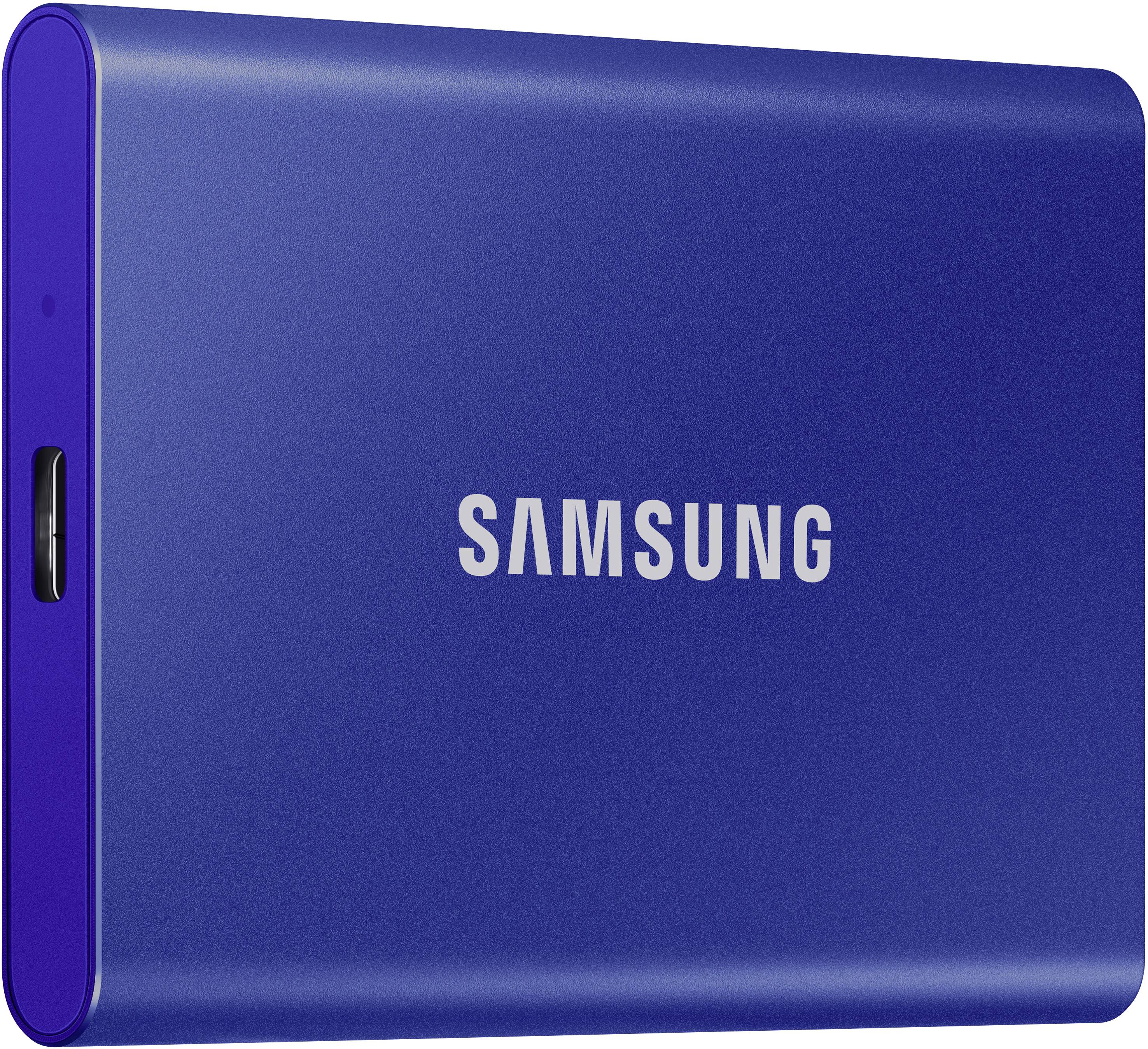 Externý pevný disk Samsung v modrej farbe, kompaktnej veľkosti s USB portom na boku.