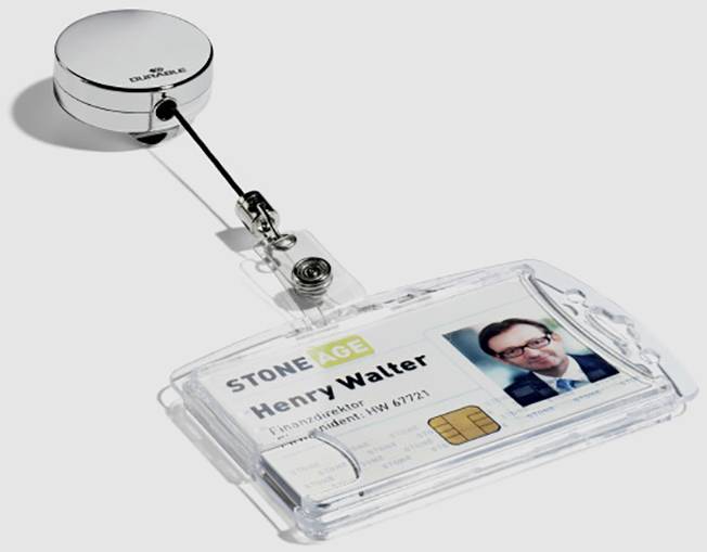 Osobný preukaz s fotografiou a čipom v držiaku na menovku, označený nápisom 'STONEAGE Henry Walter' a adresou v menšom písme.