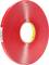 Kotúč červenej lepiacej pásky od 3M, zobrazený z bočnej strany. Vhodný pre trvalé spájanie materiálov v stavebníctve a priemysle.