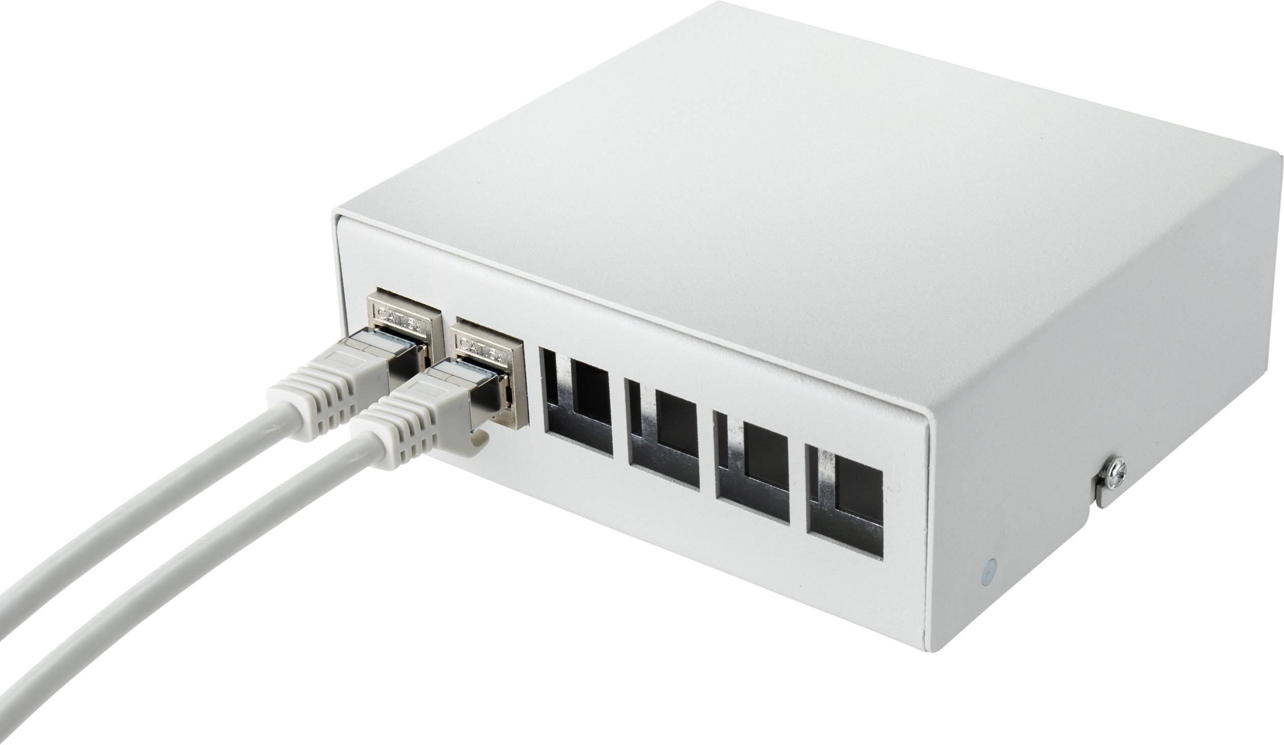 Biely sieťový switch s dvoma zapojenými ethernetovými káblami, zobrazujúci prednú stranu s viacerými portami.