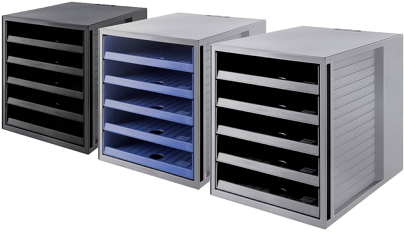 Tri zásuvkové boxy, každý s piatimi plochými, vyťahovateľnými zásuvkami, ktoré sú organizované na uskladnenie.