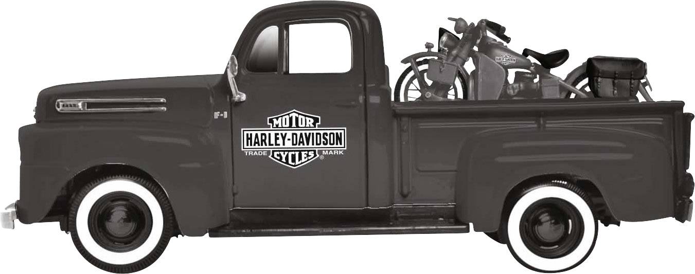 Veterán pickup s logom 'Harley-Davidson' na dverách a motocyklom ložnej ploche. Vozidlo z bočného pohľadu.