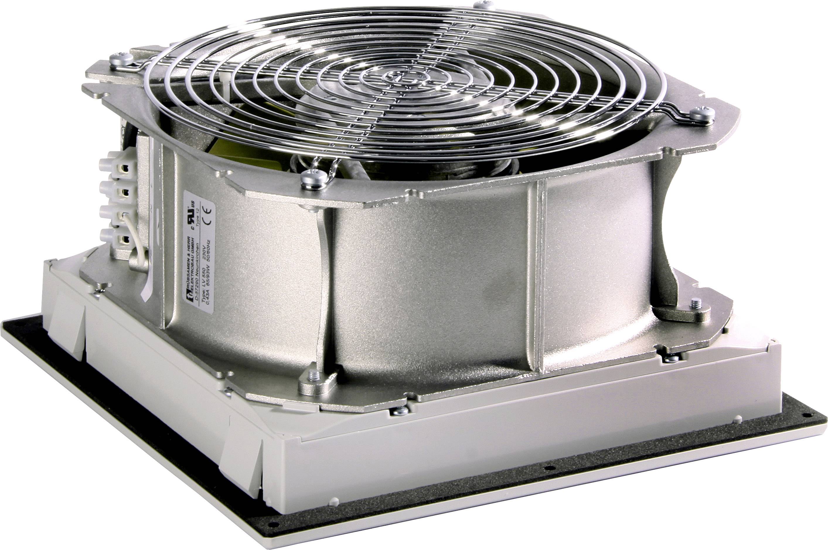 Veľký priemyselný ventilátor bez ochranného krytu, namontovaný na obdĺžnikovej základni. Lopatky ventilátora sú vyrobené z kovu.