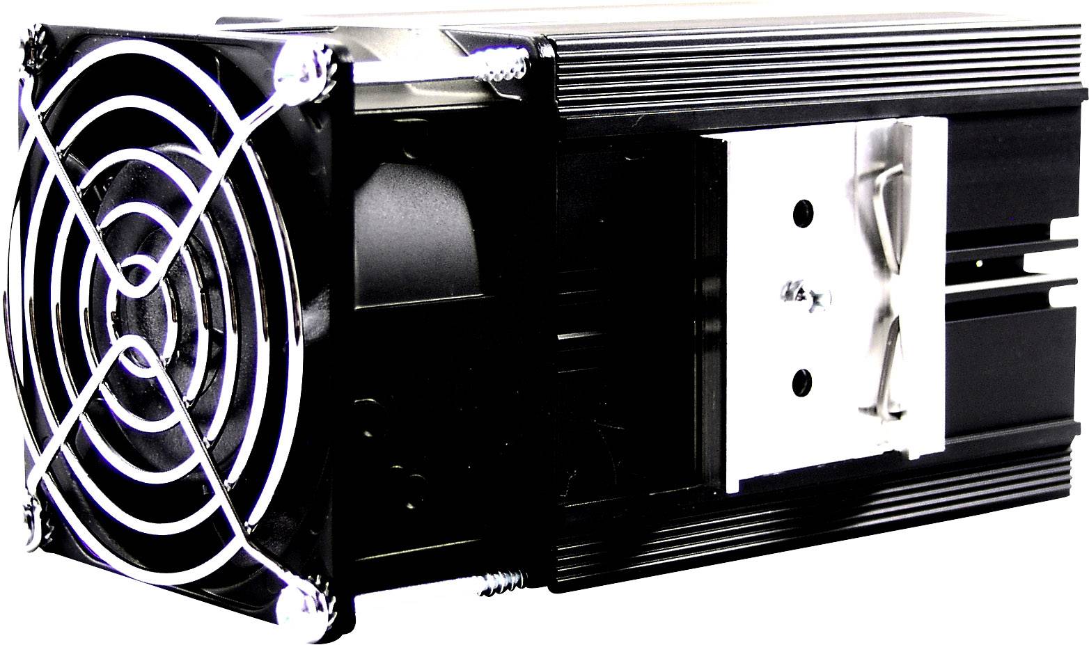 Čierne zariadenie s kovovým ventilátorom, ktoré slúži na chladenie elektronických komponentov. Má obdĺžnikový tvar s komplexnými detailmi.