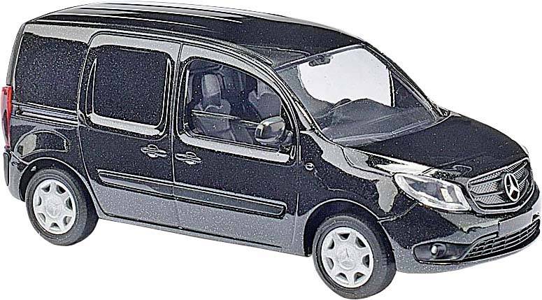Čierny Mercedes dodávkový automobil z bočného pohľadu. Vozidlo má štyri dvere a lesklý lak.