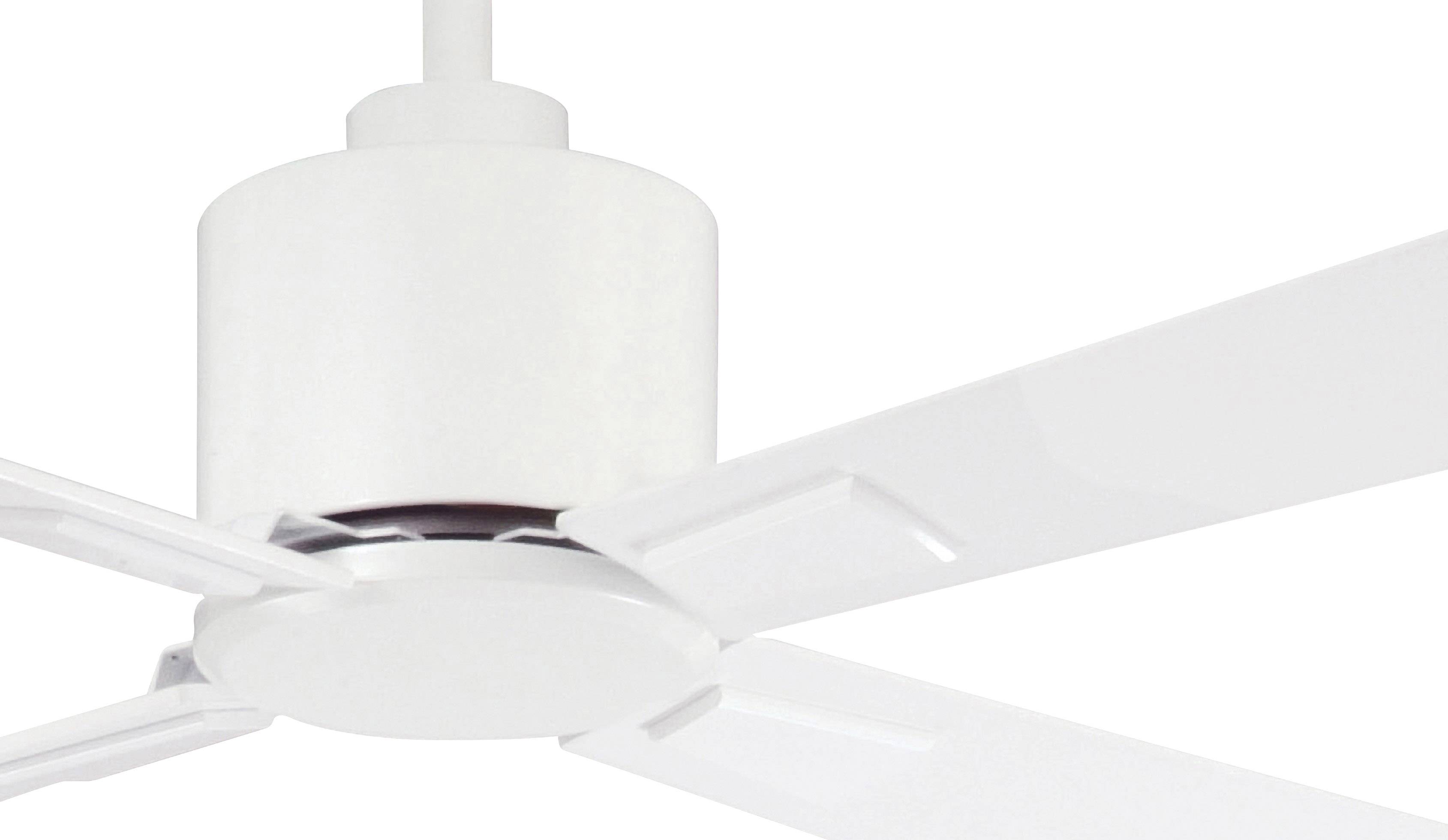 Biely stropný ventilátor so štyrmi krídlami, namontovaný centrálne. Hladký povrch dodáva priestoru moderný a minimalistický dizajn.