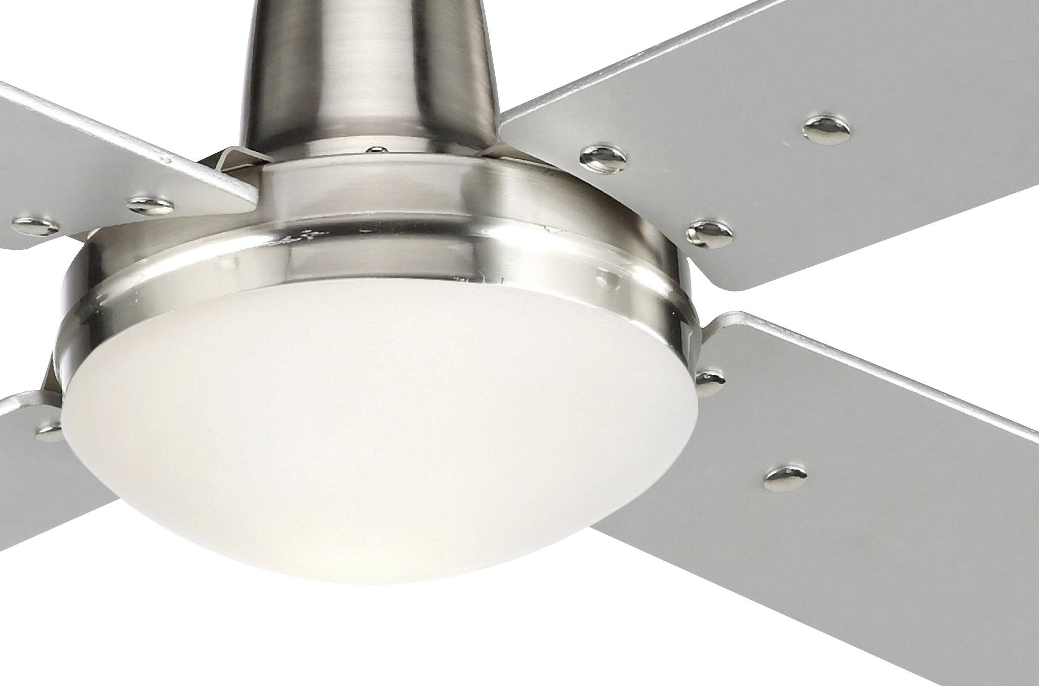 Stropný ventilátor so striebornými krídlami a zabudovaným svetlom v strede.