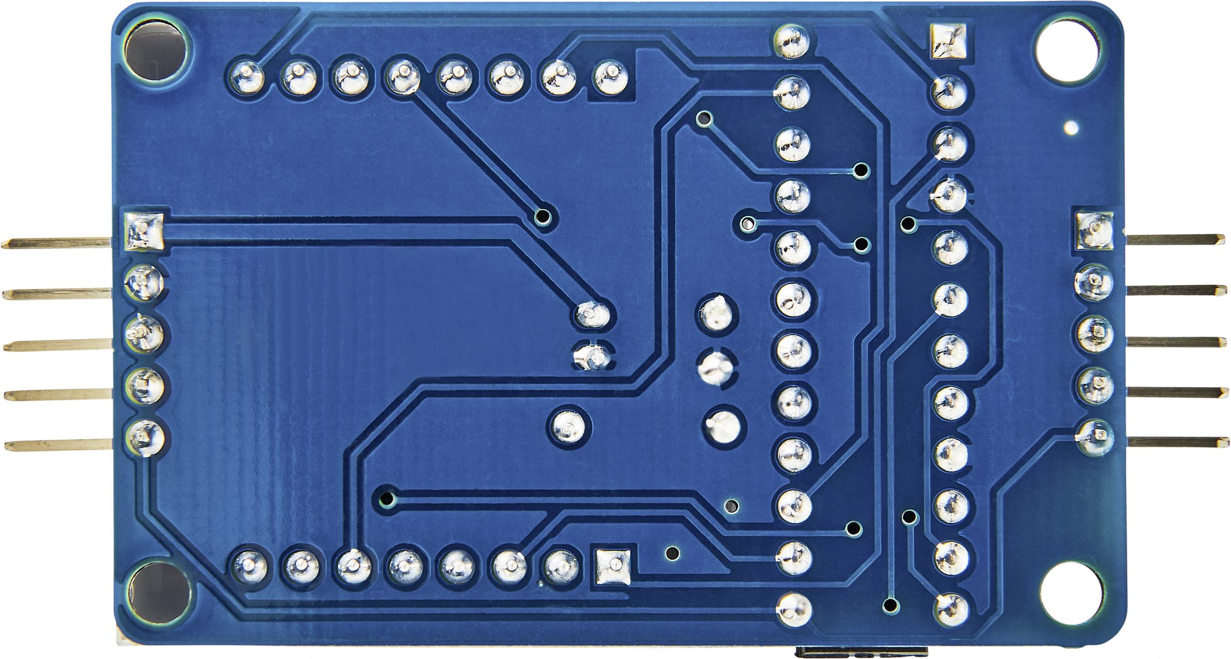 Zadná strana modrej elektronickej dosky plošných spojov s viditelnými spájkovacími miestami a pripájacími kolíkmi.