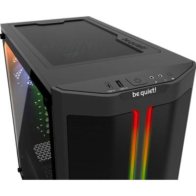 Čierna PC skrinka s RGB podsvietením na prednej strane a logom "be quiet!". Hore sa nachádzajú USB port a tlačidlo napájania.