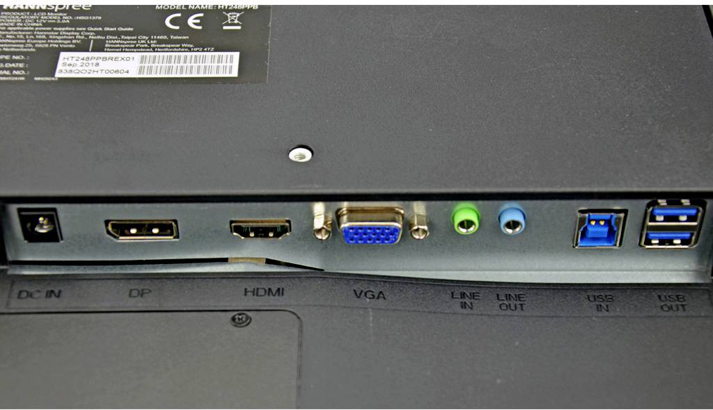 Zadná strana monitora s prípojkami: napájanie, DVI, HDMI, VGA, audio (zelené a modré), USB 3.0. Označenia každého rozhrania sú viditeľné.