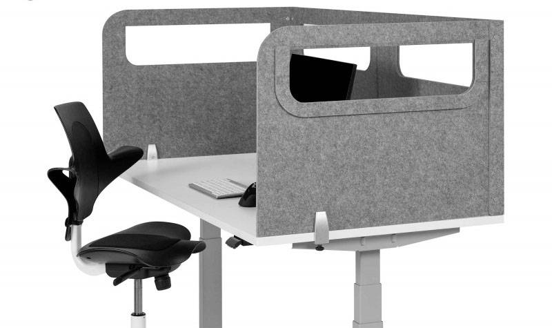 Výškovo nastaviteľný pracovný stôl so sivou zástěnou a ergonomickou stoličkou, ideálny pre sústredené pracovné prostredie v kancelárii.