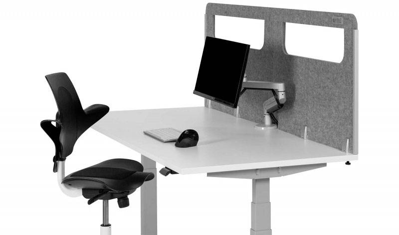 Výškovo nastaviteľný pracovný stôl s ergonomickou stoličkou, monitorom, klávesnicou a myšou, vhodný pre moderné pracovisko.