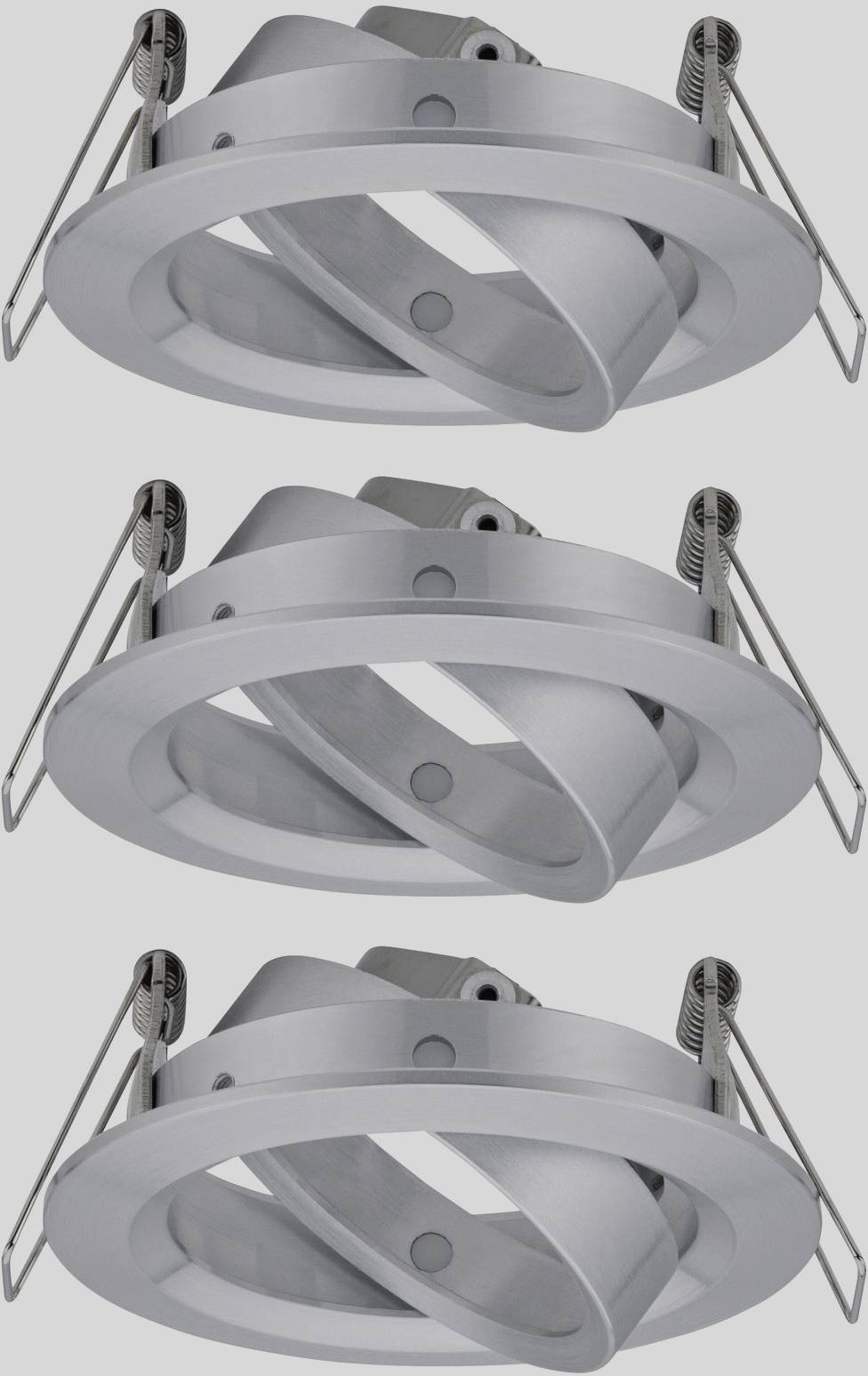 Tri strieborné, nastaviteľné podhľadové svietidlá s okrúhlym rámom, vhodné na montáž na strop. Ideálne pre cielenú svetelnú atmosféru.