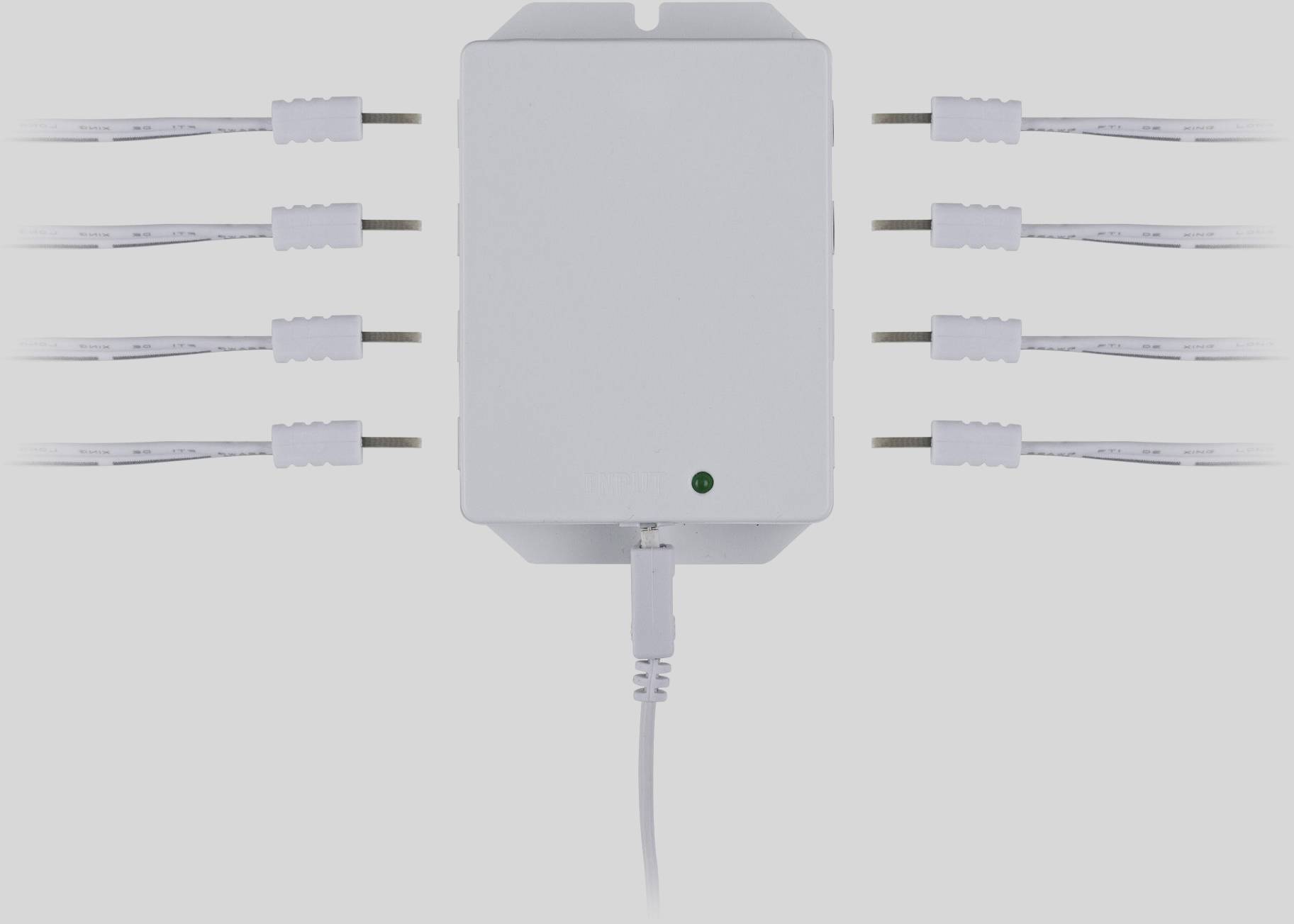Biele nabíjačka s viacerými portami na ľavej a pravej strane. Zelené svetlo signalizuje, že zariadenie je zapnuté.
