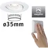 Zabudované svietidlo s priemerom 35 mm. Jedna ruka ovláda vypínač svetla. Symbol funkcie 'easydim' je viditeľný.