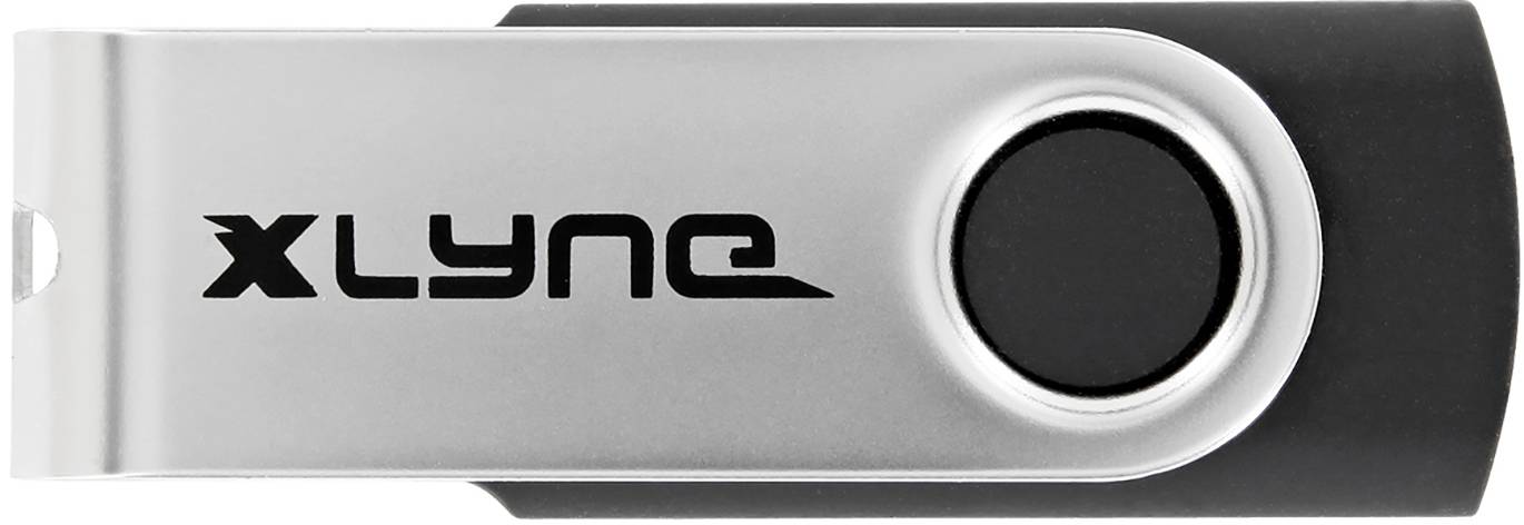Strieborný USB kľúč s čiernym obalom s nápisom 'XLyne'.