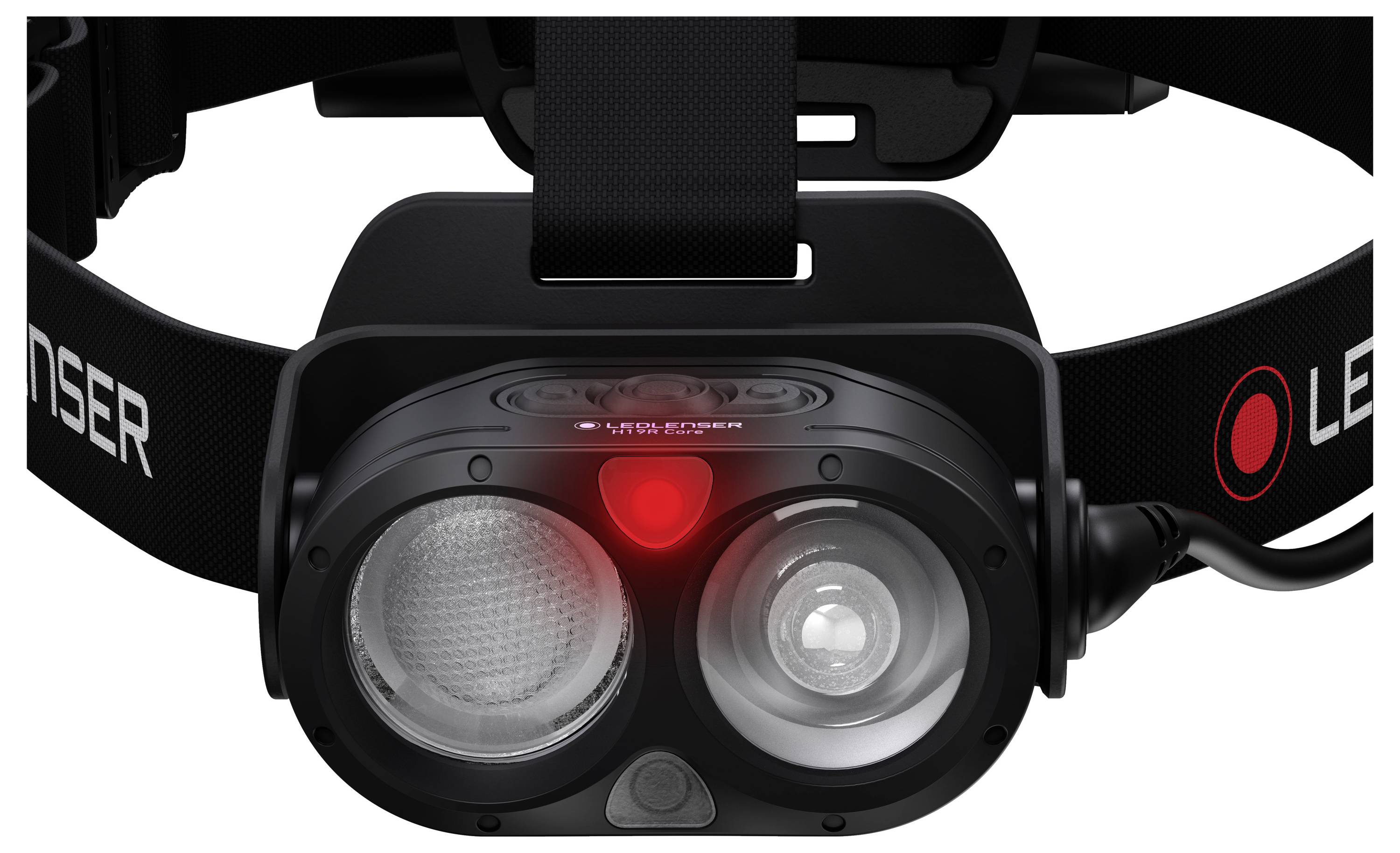 Čelovka s dvoma svetelnými zdrojmi a červeným indikačným svetlom, označená nápisom 'LEDLENSER', namontovaná na čiernom čelenkovom páse.