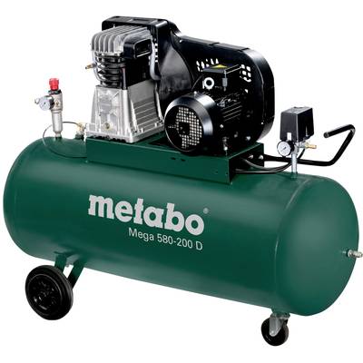 Zelený kompresor značky Metabo s modelom 'Mega 580-200 D', ktorý je vybavený kolesami. Je viditeľný jeho motor a rôzne prípojné miesta.