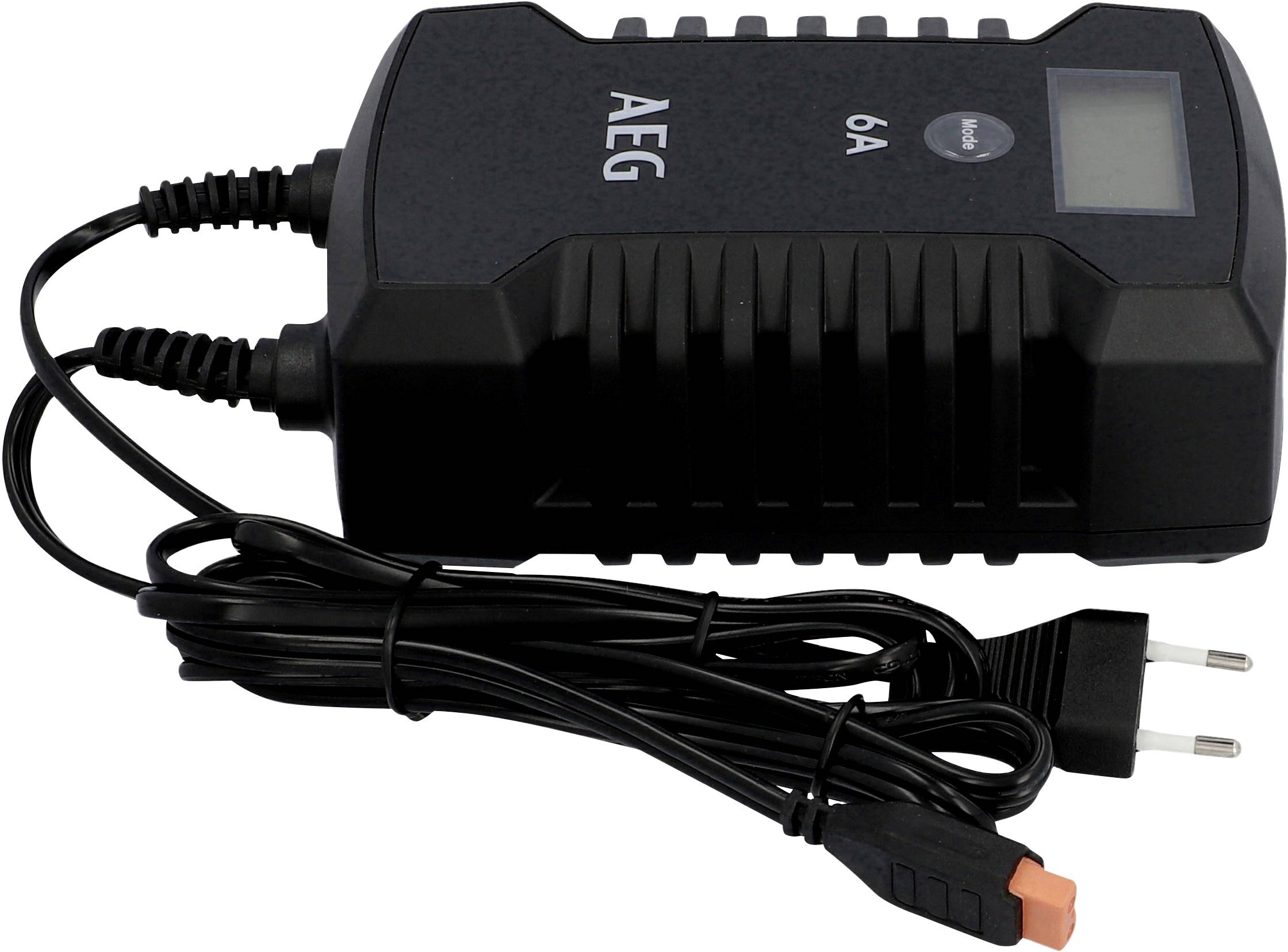 Čierna nabíjačka batérií AEG s dvoma káblami a EÚ zástrčkou, s maximálnym prúdom 6A, displej viditeľný na hornej strane.