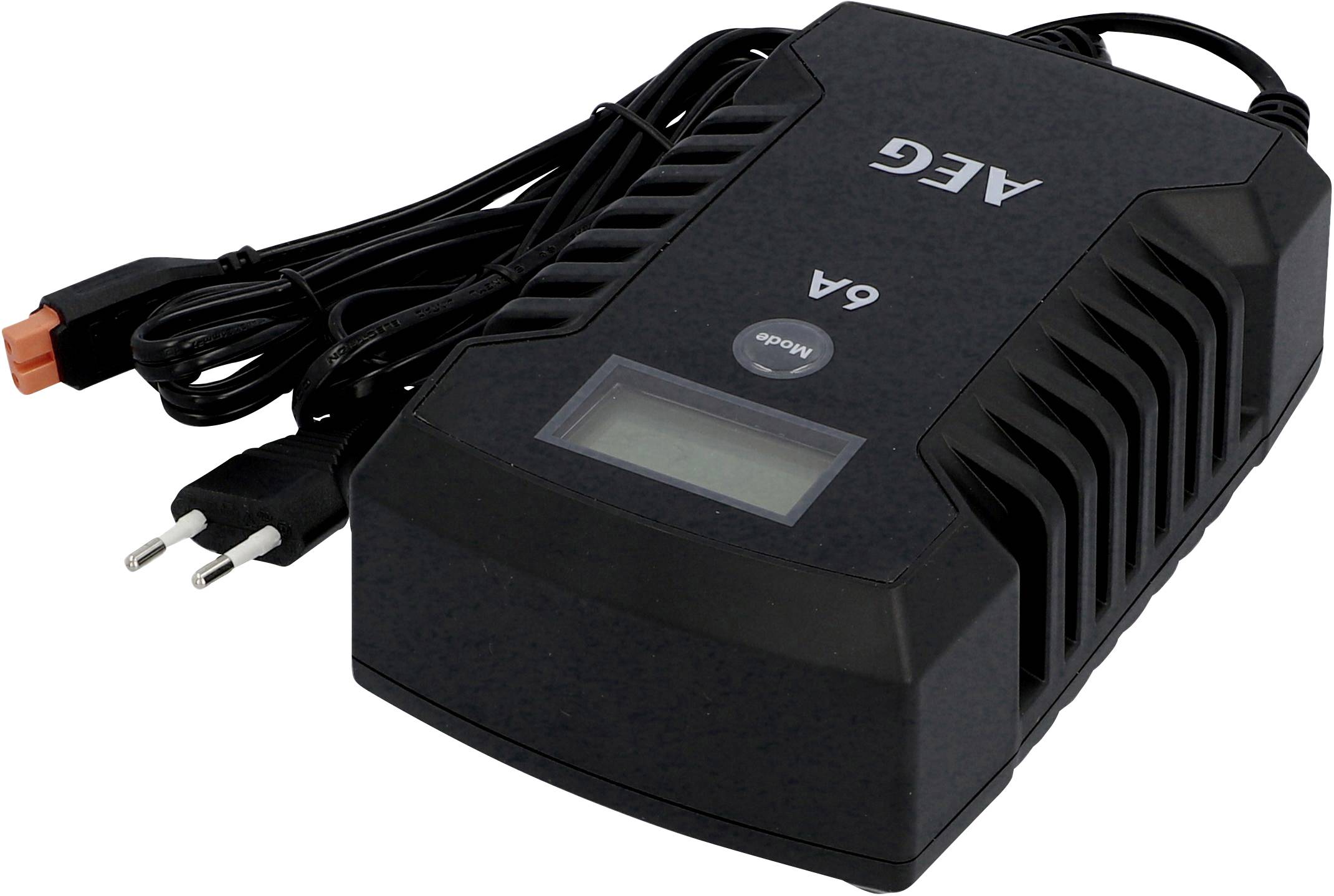 Čierna nabíjačka značky AEG, model 6A, s displejom a sieťovým káblom, zobrazuje pohľad spredu.