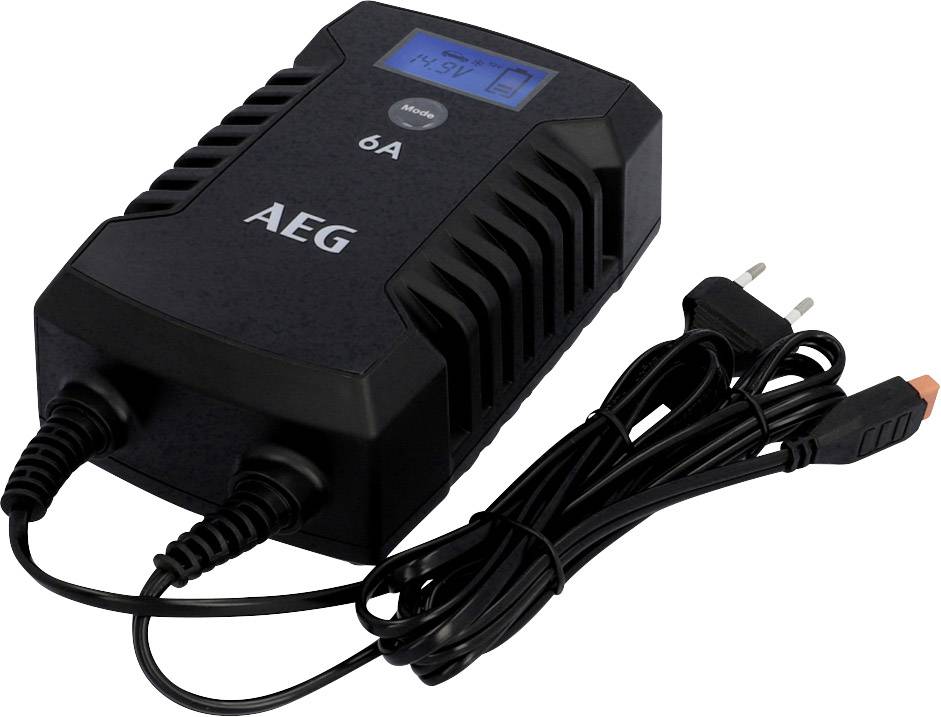 Čierna nabíjačka značky AEG s menovitým prúdom 6A. Má displej a dva káble so zástrčkami.