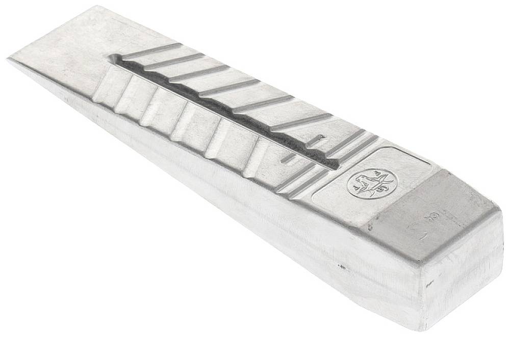 Kovový klin so zubaným povrchom a vyrytým logom na boku, používaný na štiepanie materiálov.