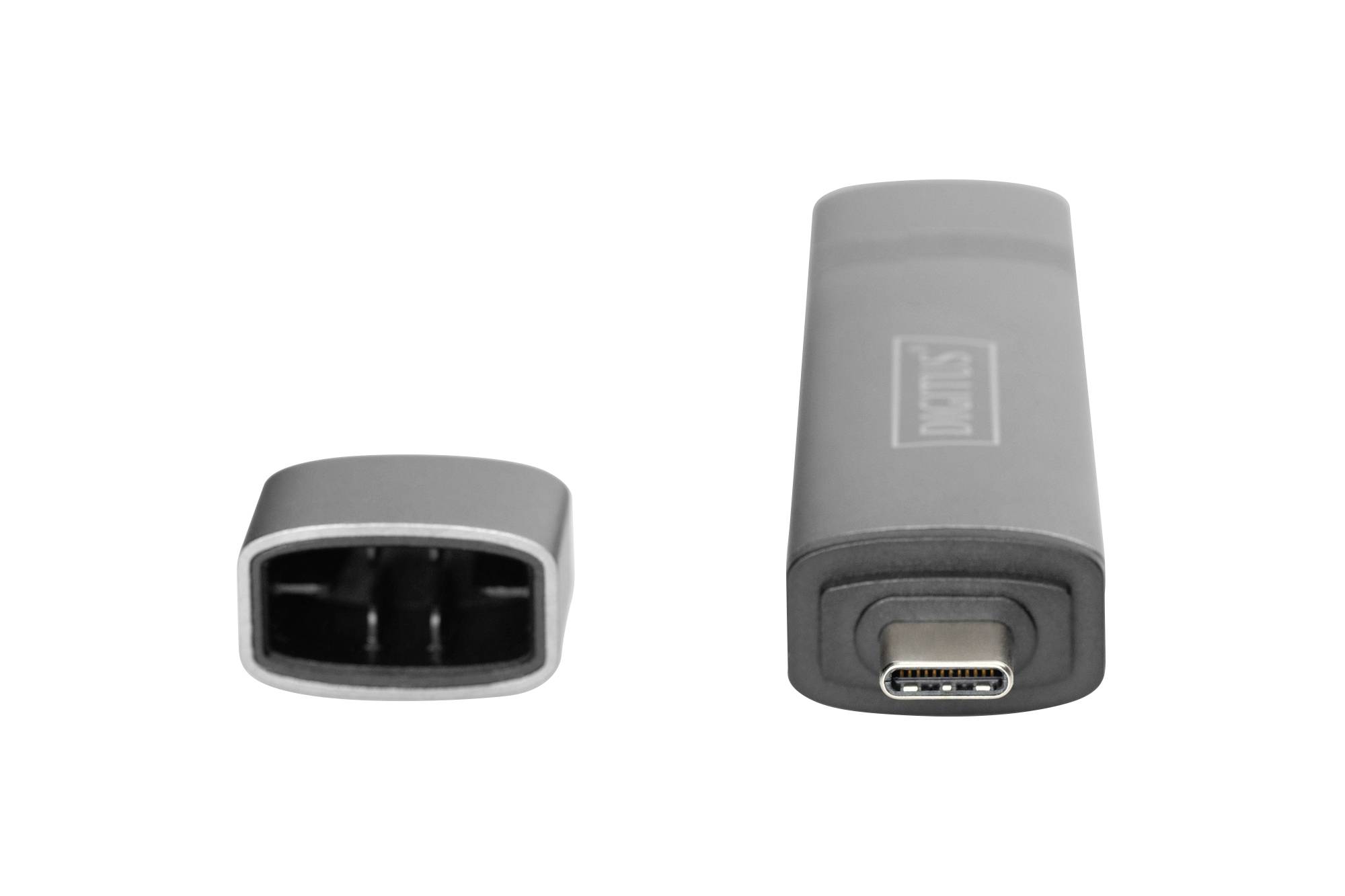 USB-C adaptér vedľa samostatného pripájacieho kábla. Adaptér má valcovitý tvar, zatiaľ čo koniec kábla je obdĺžnikový.