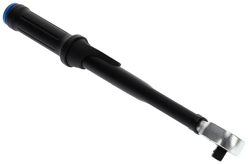 Momentový kľúč z kovu a plastu, s čiernou rukoväťou a striebornou račňou, pohľad z uhla na bielom pozadí.