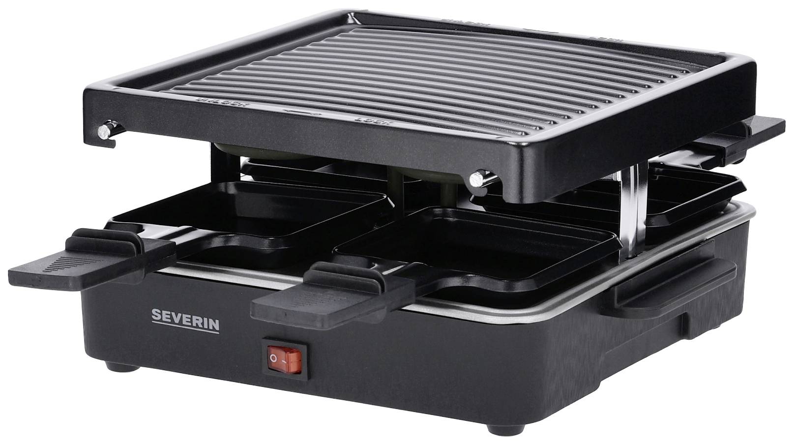 Čierny raclette gril so špeciálnym nepriľnavým grilovacím povrchom a štyrmi malými panvičkami umiestenými pod ním. Na prednej strane je viditeľný názov značky 'Severin'.