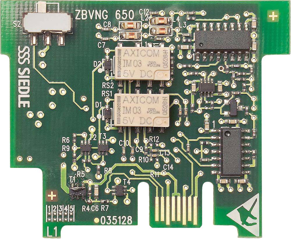 Doska plošných spojov s rôznymi elektronickými komponentmi, vrátane dvoch relé AXICOM s nápisom '5V DC'. Sú viditeľné označenia pre SSS Siedle a model ZBVNG 650.