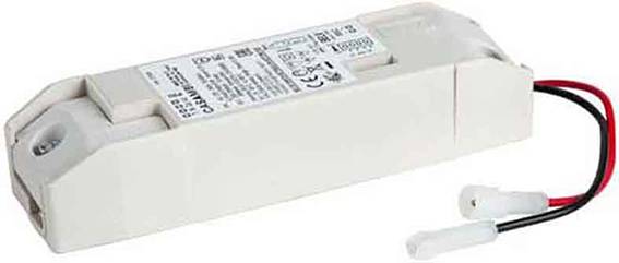 Biely obdĺžnikový napájací zdroj s nálepkami. Má dva káble so zástrčkami. Vhodný pre LED osvetlenie.