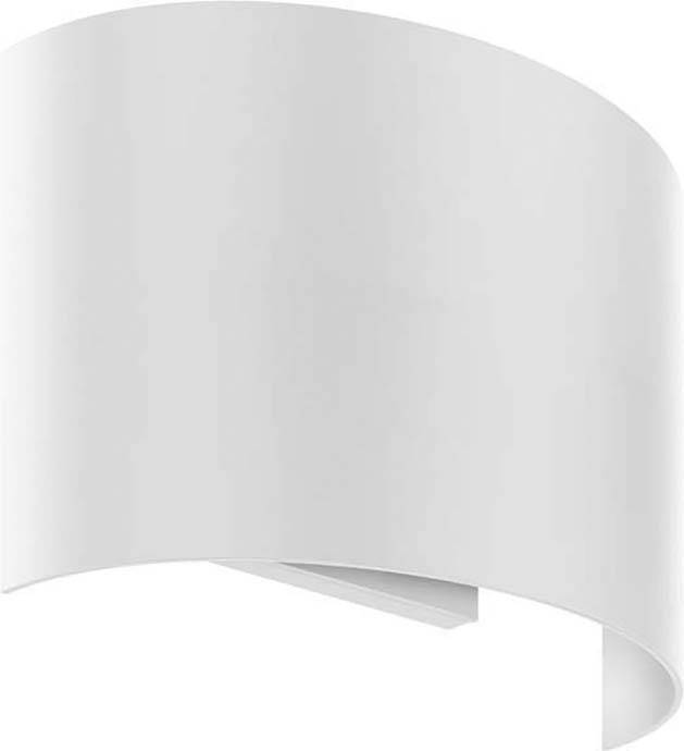 Biela, polvalcová nástenná lampa s elegantným, moderným dizajnom, ktorá vyžaruje jemné svetlo smerom nadol.