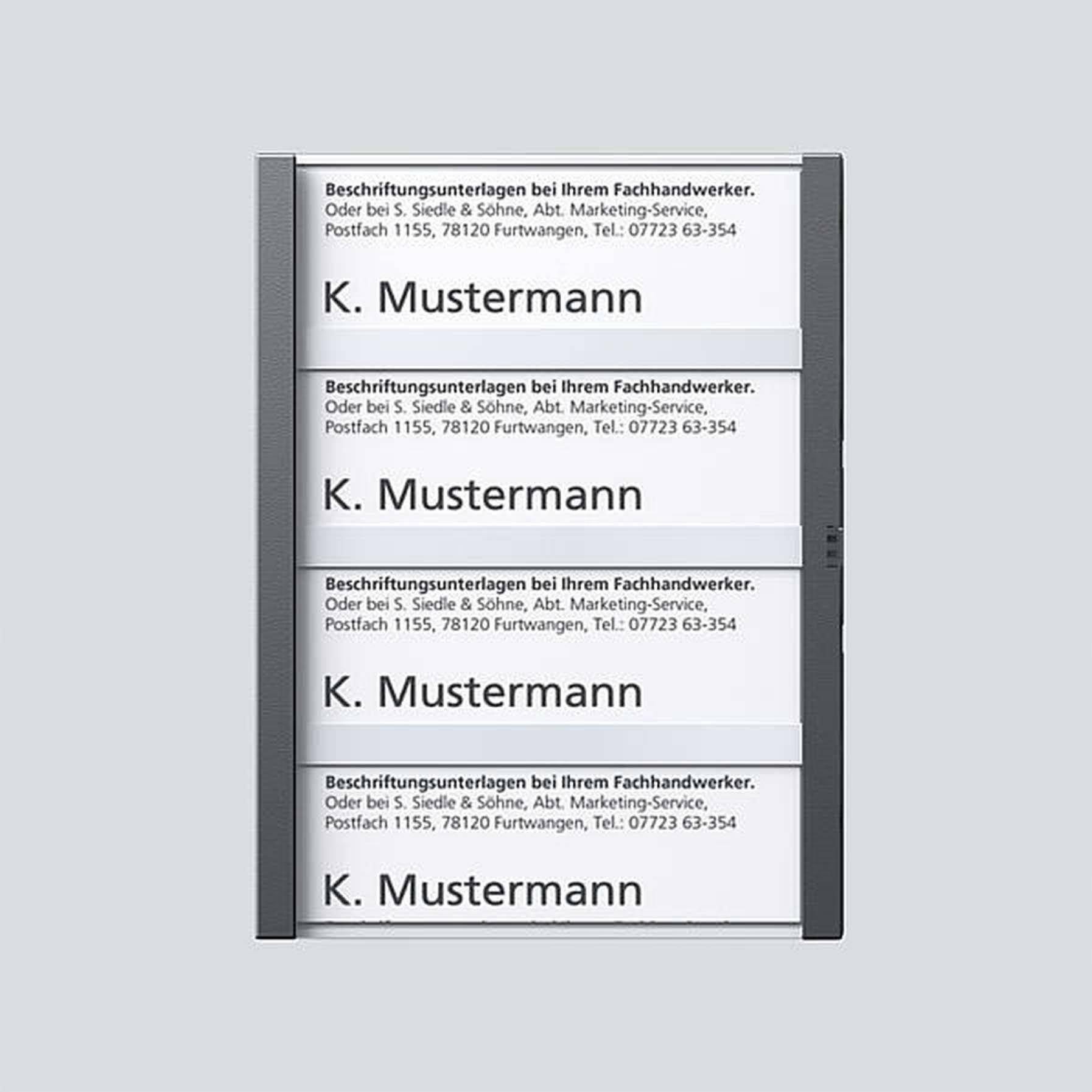Štítok s menom 'K. Mustermann' a kontaktnými informáciami pre označovacie dokumenty spoločnosti vo Furtwangene.