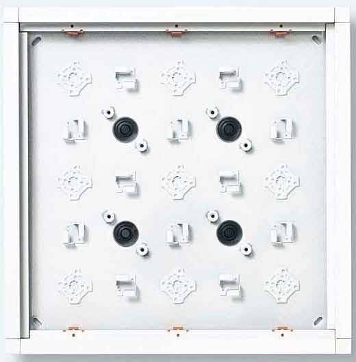 Štvorcový biely kryt s viacerými čiernymi a bielymi okrúhlymi upevneniami. Rohy sú zdobené dekoratívnymi ornamentmi.
