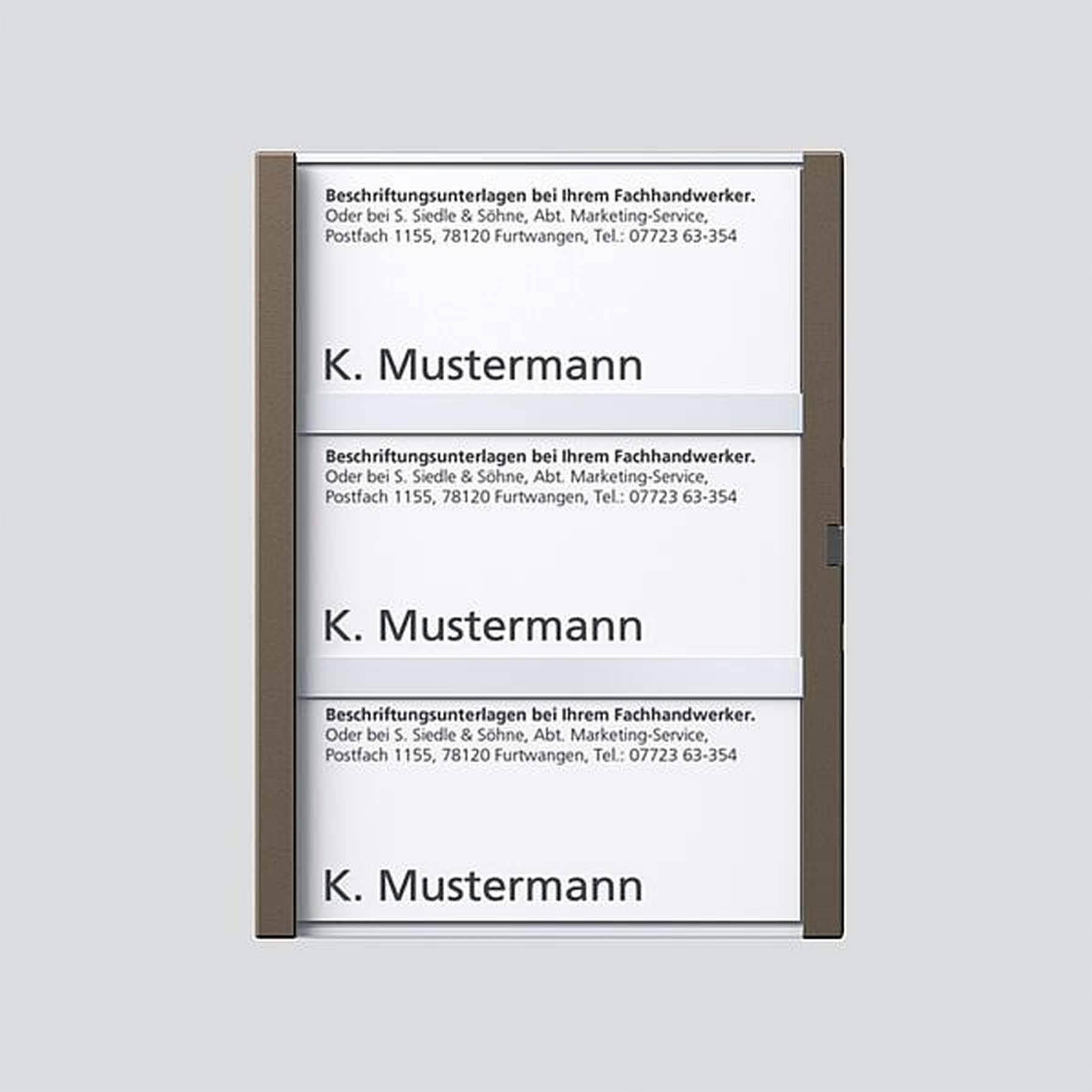 Tabuľa s viacerými štítkami, každý s menom 'K. Mustermann' a kontaktnými informáciami spoločnosti.