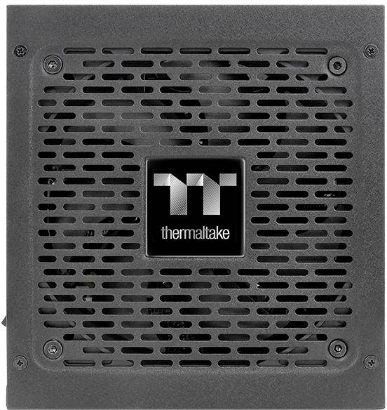 Čierna napájacia jednotka Thermaltake s vetránou povrchovou úpravou a centrálnym logom. Hlavná súčasť počítačov na zabezpečenie elektrickej energie.