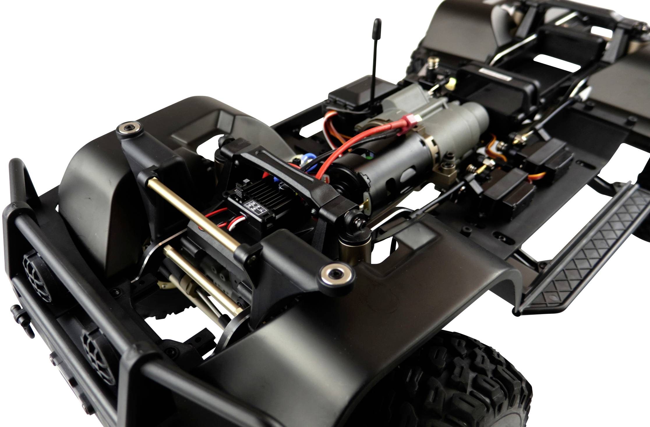 Čierne modelové autokostra s viditeľným motorom a elektronikou, pripravené pre offroad úpravy a detailné majstrovanie.