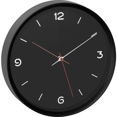 Guľaté, čierne nástenné hodiny s bielymi číslami na pozíciách 12, 3, 6 a 9 a červenými hodinovými a minútovými ručičkami.