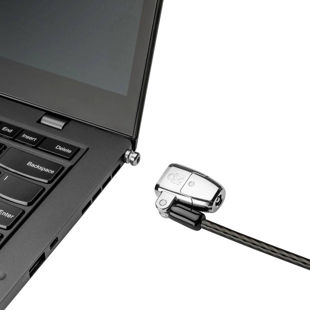 Laptop so zatvorenou obrazovkou a bezpečnostným lankom proti krádeži, pripojený na boku laptopa.