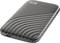 Externý pevný disk s vlnitým dizajnom a logom 'WD'. Je plochý a prenosný, ideálny na zálohovanie dát.