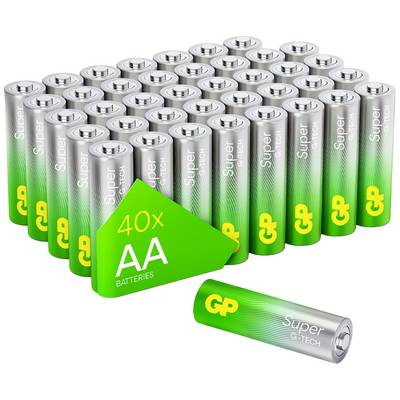 Sada batérií s mnohými valcovitými GP Supercell akumulátormi; zelené balenie s nápisom "40x AA BATTERIES" a voľná batéria AA v popredí.