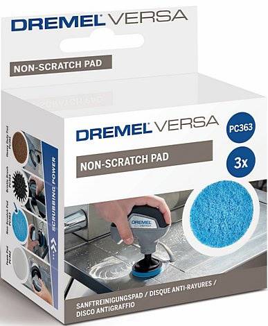 Balenie Dremel Versa PC363, obsahuje tri modré ochranné podložky proti poškriabaniu. Na obale je znázornené použitie podložky na umývadle.