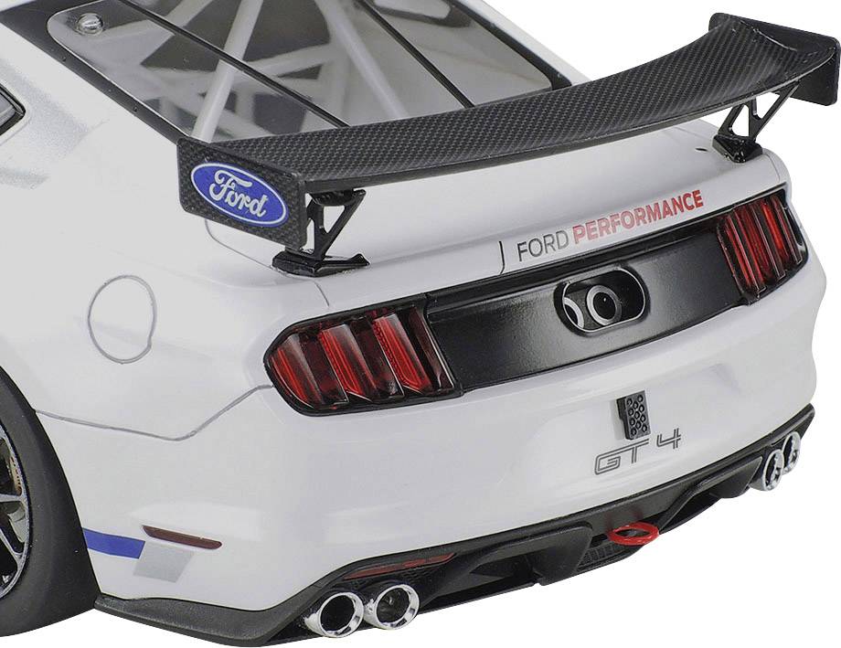 Pretekárske auto z pohľadu zozadu s veľkým krídlom, červenými zadnými svetlami a logom Ford. Výrazný športový výfukový systém a nápis 'GT4'.