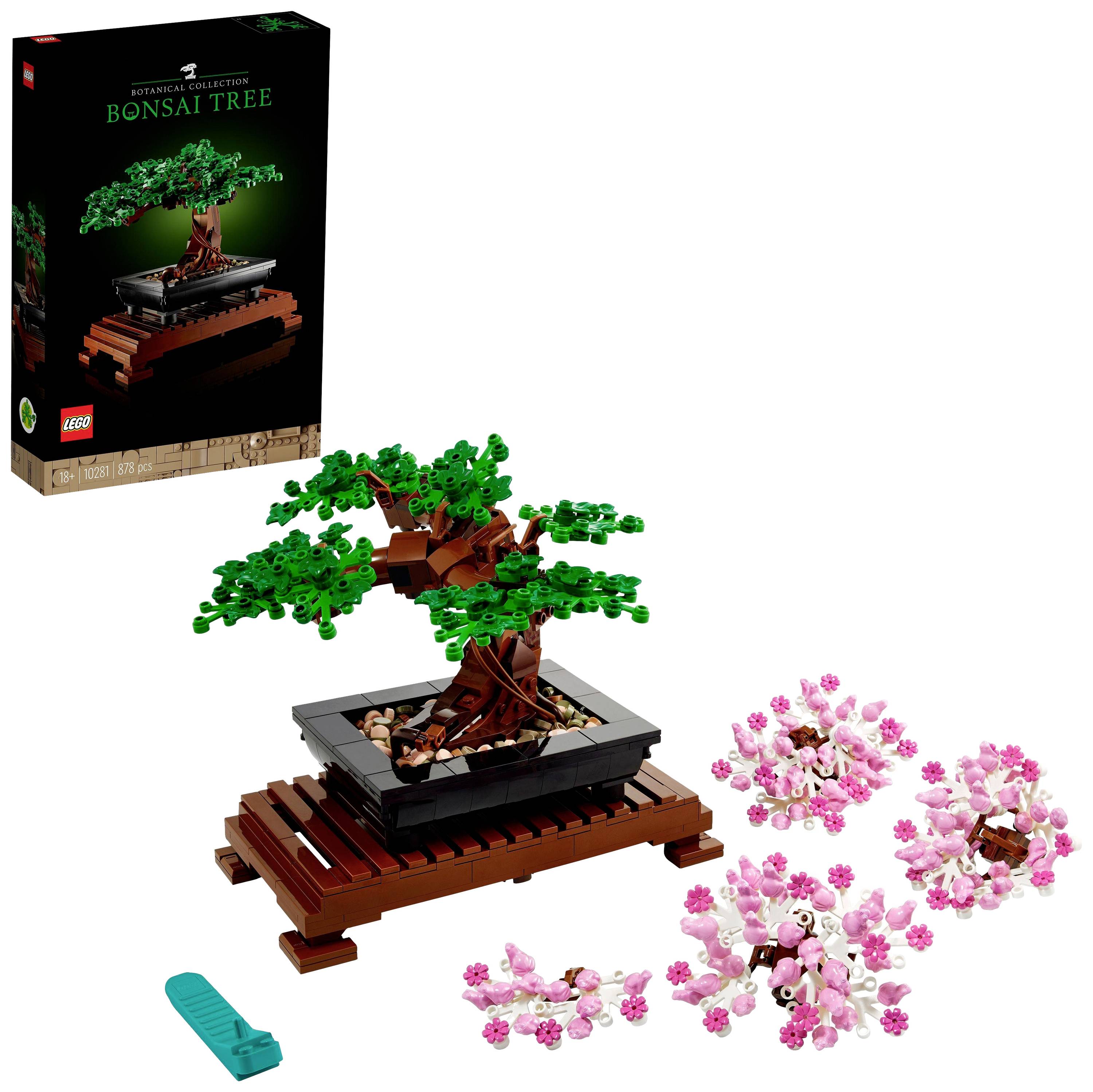 Sada Lego bonsaj stromu s hotovým stromom a vymeniteľnými ružovými kvetmi, prezentovaná vedľa obalu.