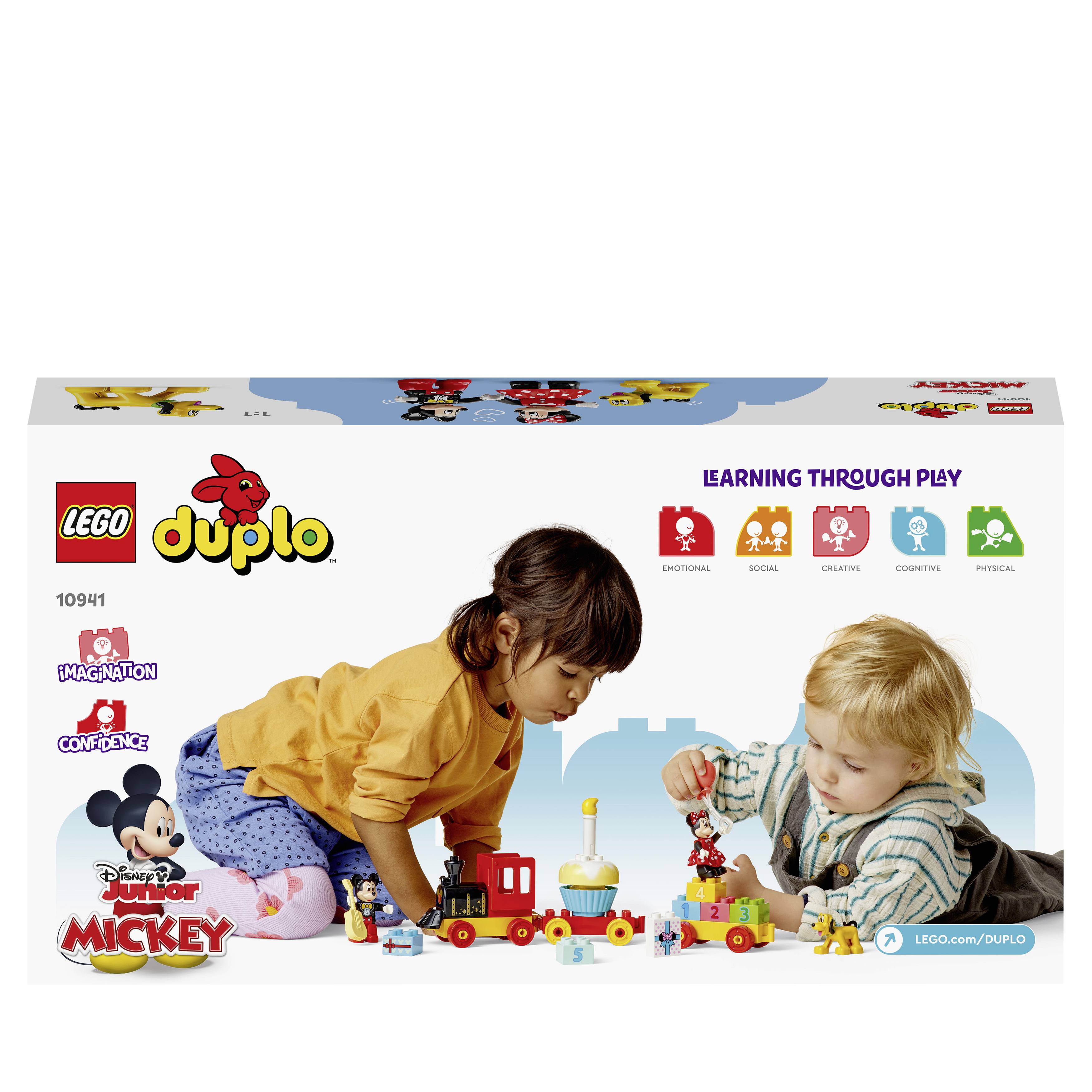 Dve malé deti sa hrajú s kockami LEGO Duplo na podlahe. Vlak a farebné stavebné bloky sú viditeľné. Logo 'LEGO® Duplo®'.