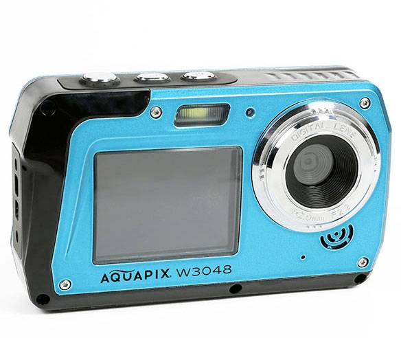 Digitálny fotoaparát s modrým krytom, model 'AQUAPIX W3048', je vybavený displejom a objektívom na prednej strane.