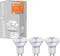 Tri LED žiarovky pred obalom značky Ledvance, kompatibilné s Amazon Alexa a Google Assistant pre inteligentné osvetlenie.